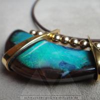 Boulder Opal in 900 Gold Amulett